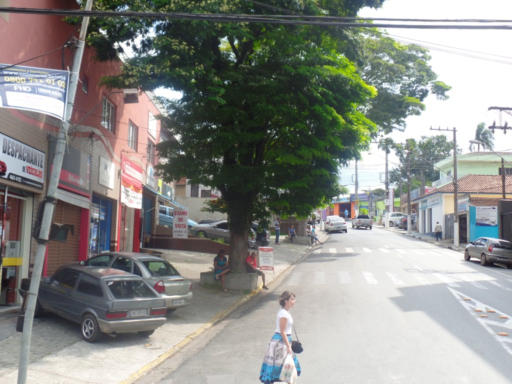 Vista urbana de Embu-Guaçu, com comércio e pedestres no centro