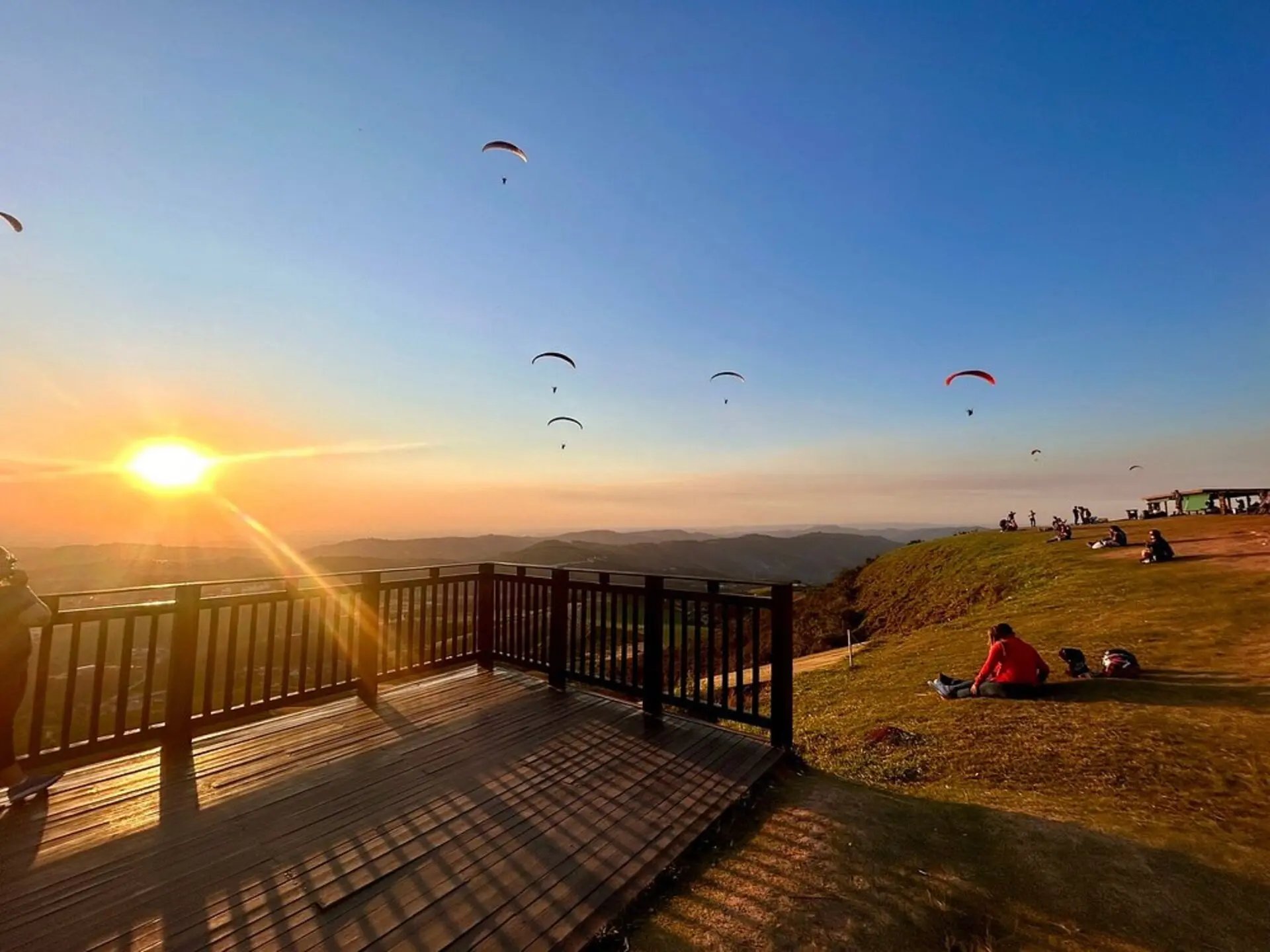 Vista panorâmica de Serra Negra SP ao pôr do sol, com colinas e área urbana ao fundo