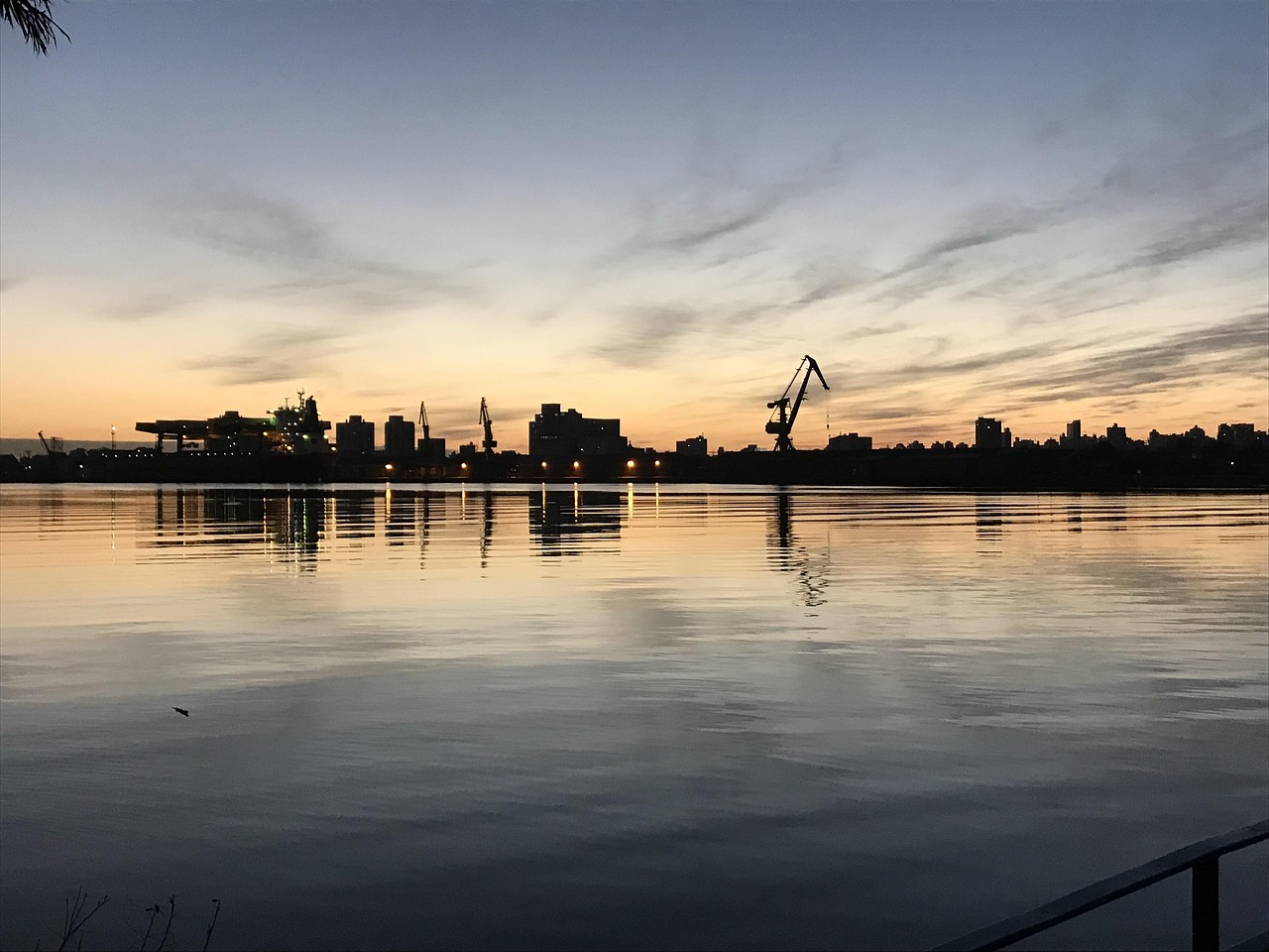 Skyline de Porto Alegre ao pôr do sol sobre o Guaíba