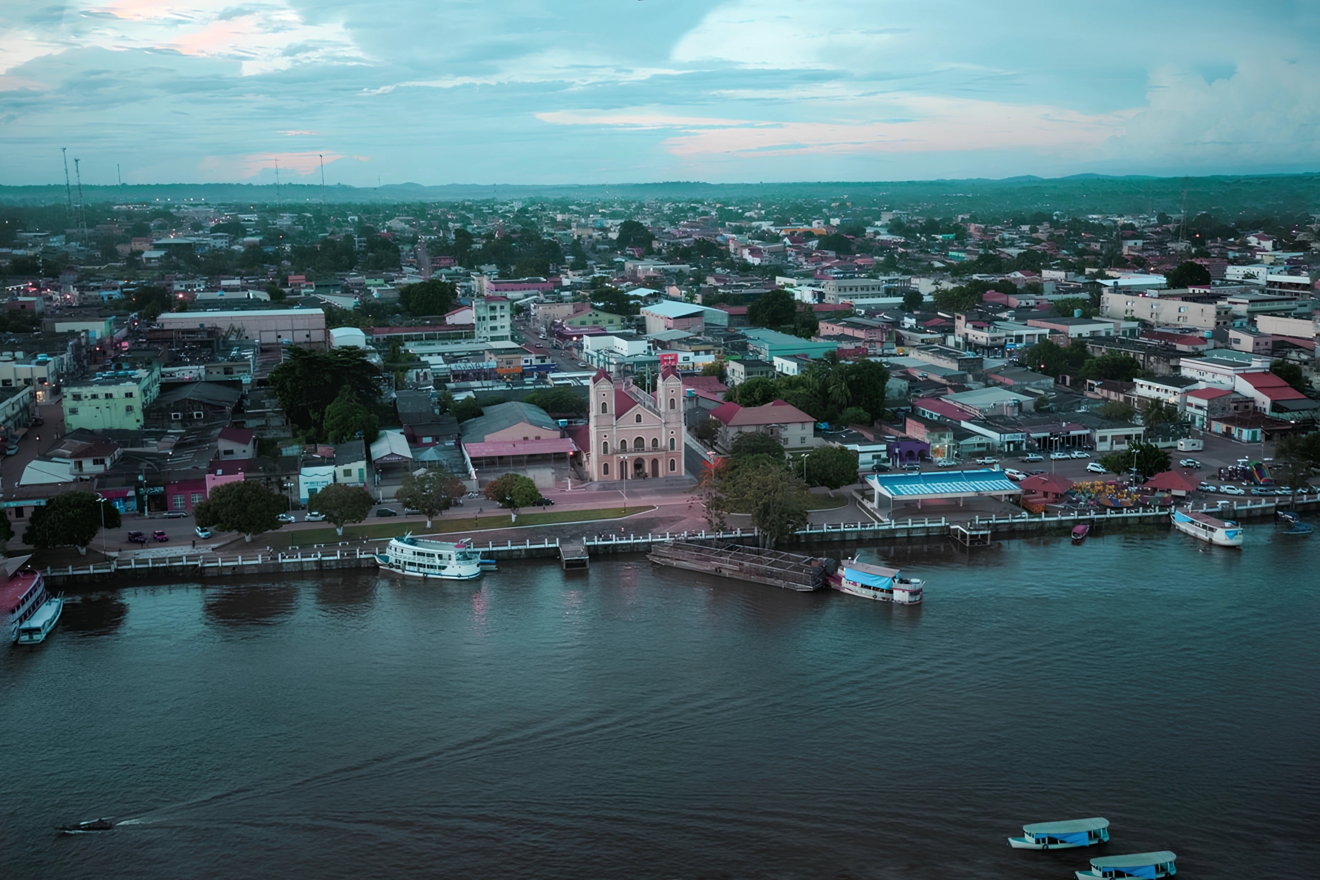 Vista aérea de Itaituba com o rio Tapajós em destaque