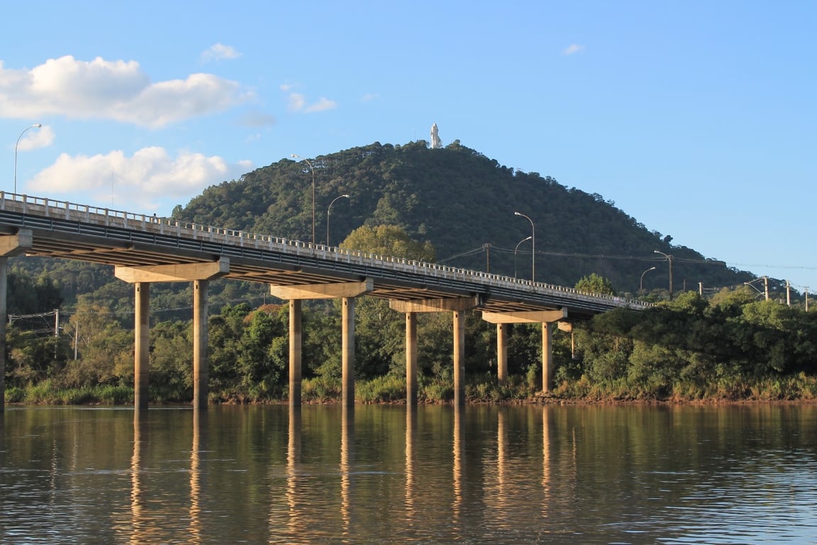 Ponte sobre o rio Iguaçu ao entardecer, ligando União da Vitória a Porto União