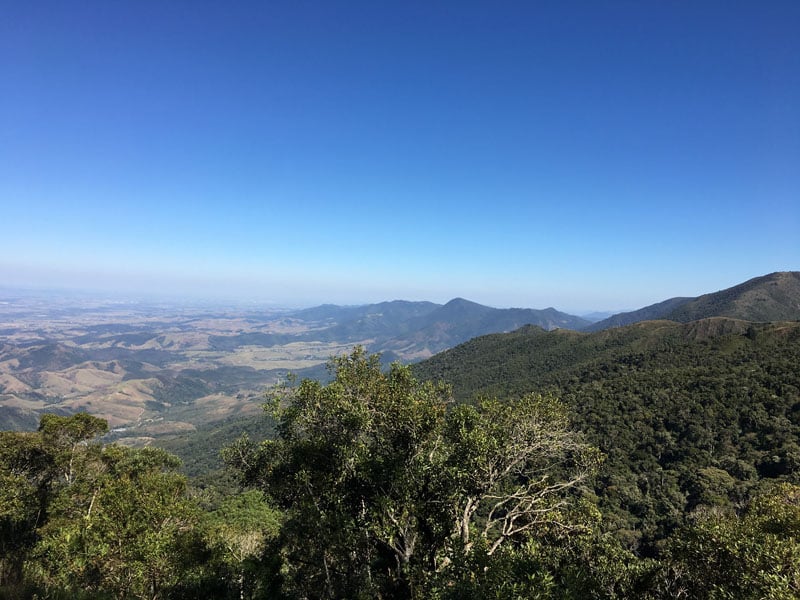 Vista de Pindamonhangaba com a Serra da Mantiqueira ao fundo