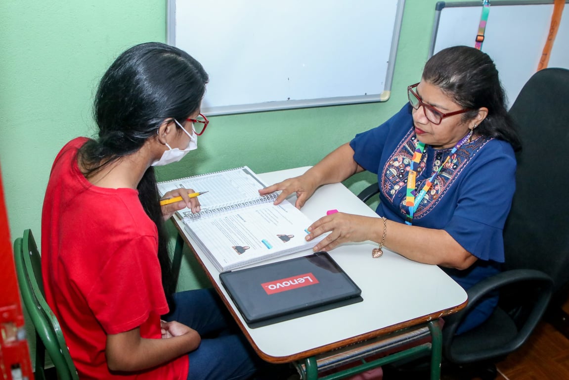Sala de aula do ensino fundamental, professora e alunos