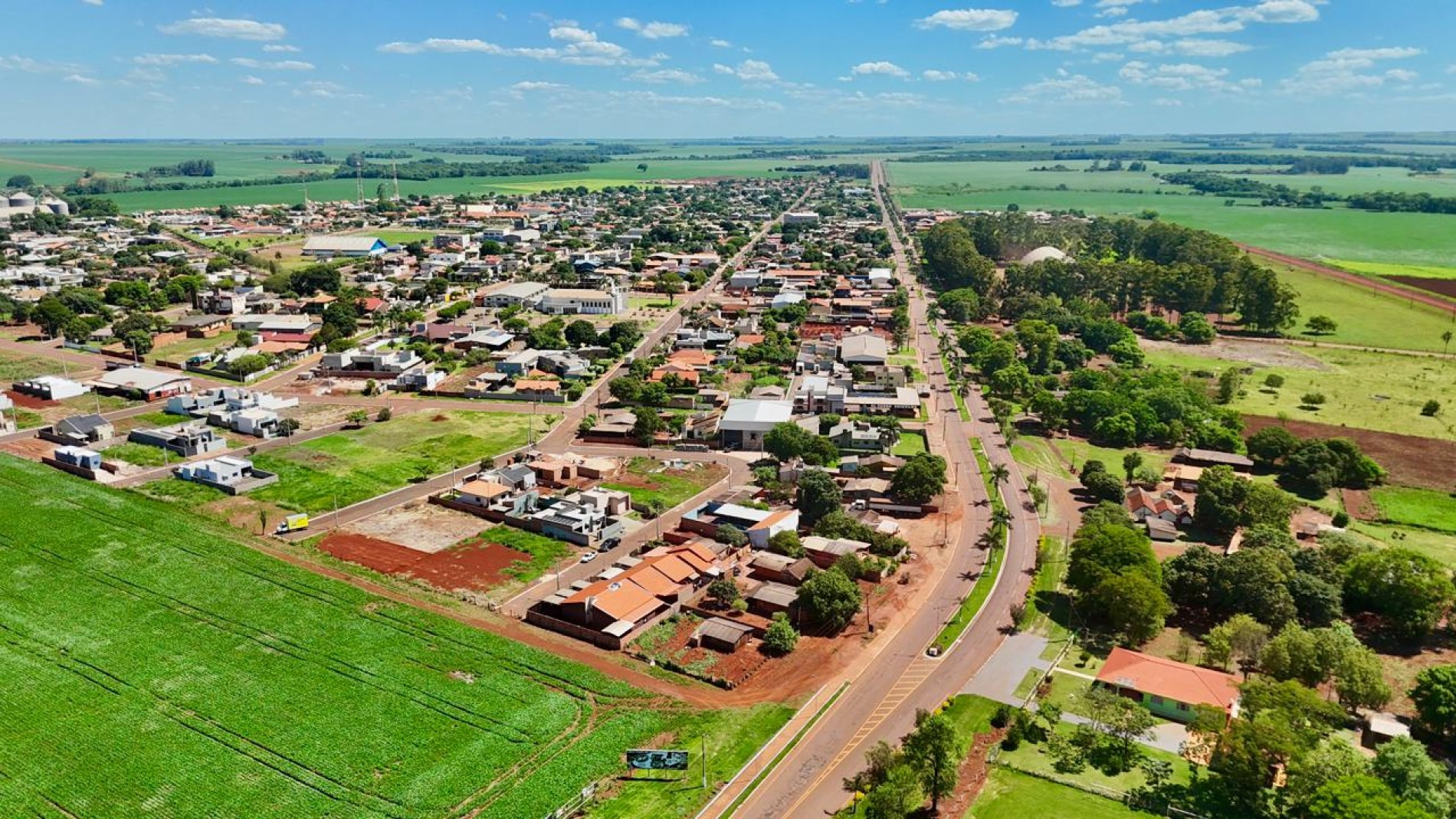 Vista aérea de Laguna Carapã MS, com ruas e prédios baixos em área rural-urbana
