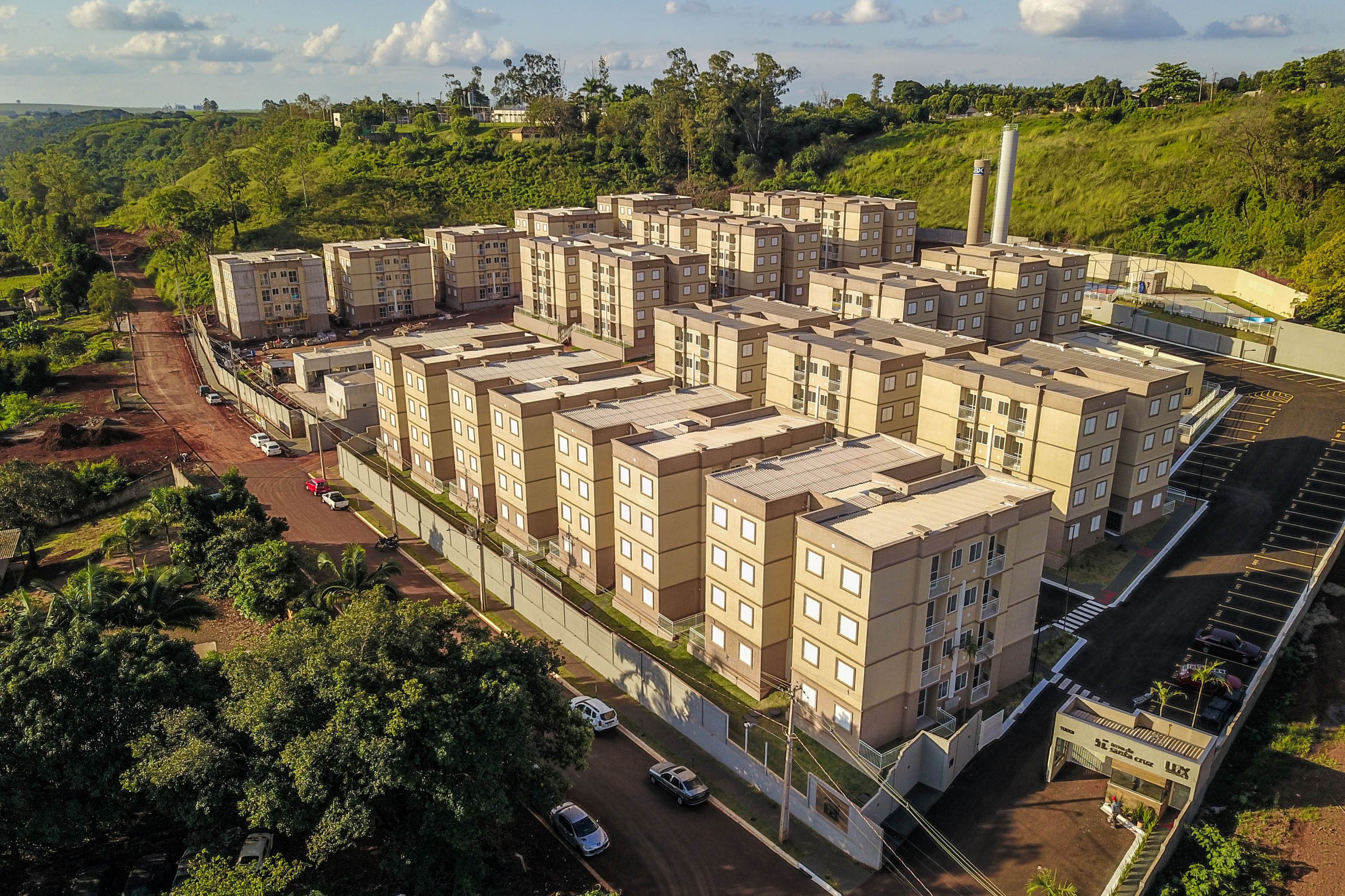 Vista aérea de Ibiporã PR, com áreas residenciais e vegetação