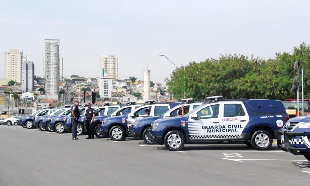 Viaturas e agentes da Guarda Municipal em ambiente urbano