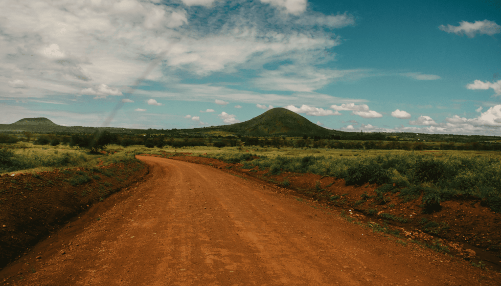 Paisagem rural do interior paulista, com estrada vicinal, céu azul e campos verdes, típica do entorno de Sarutaiá.