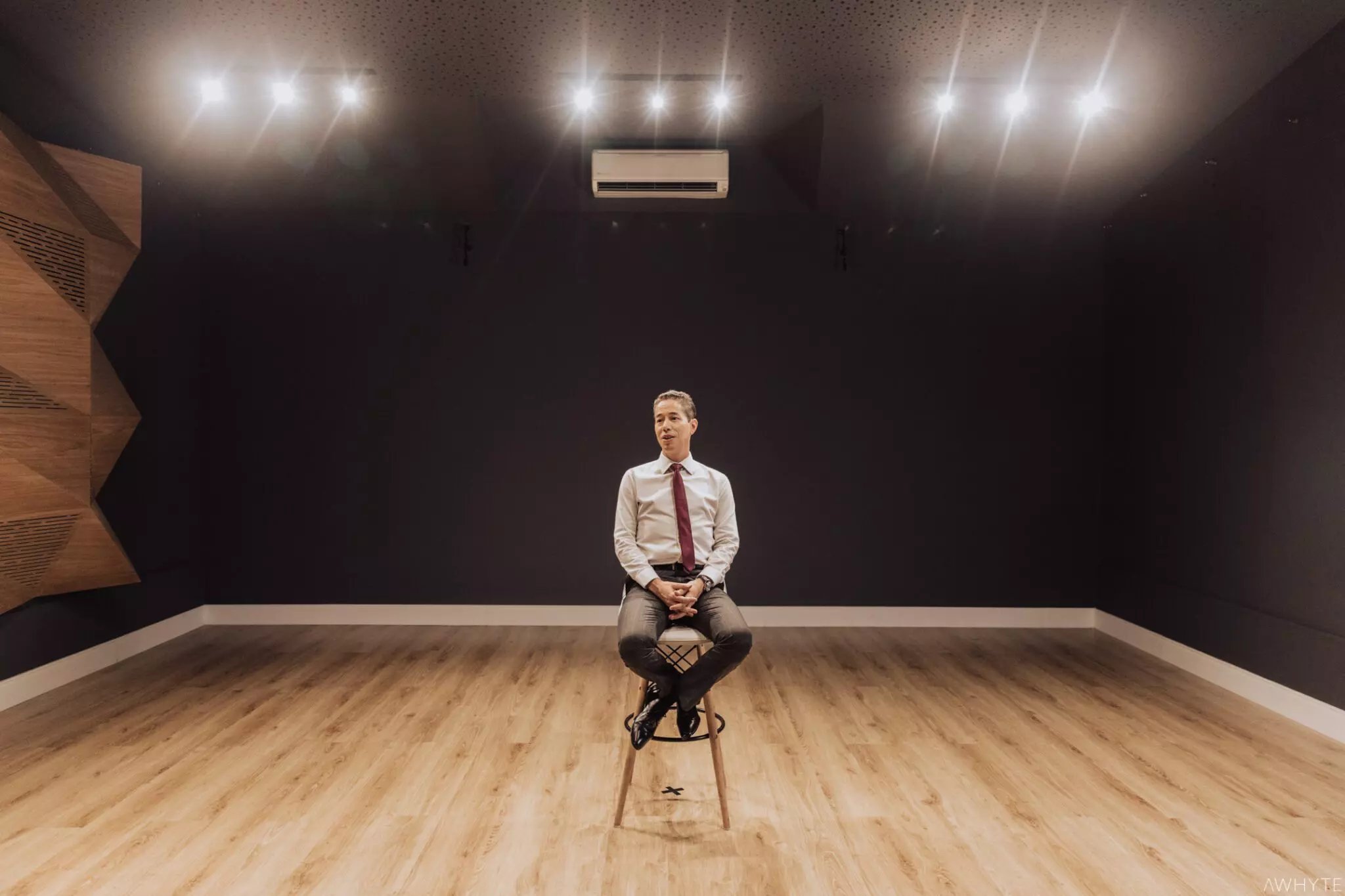 Estúdio de produção audiovisual com iluminação e câmeras