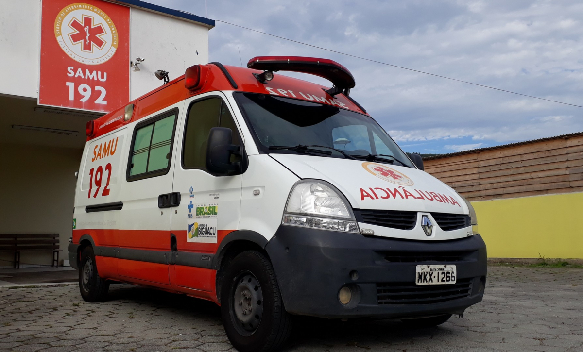 Ambulância do SAMU 192 em base operacional; imagem ilustrativa de atendimento pré-hospitalar