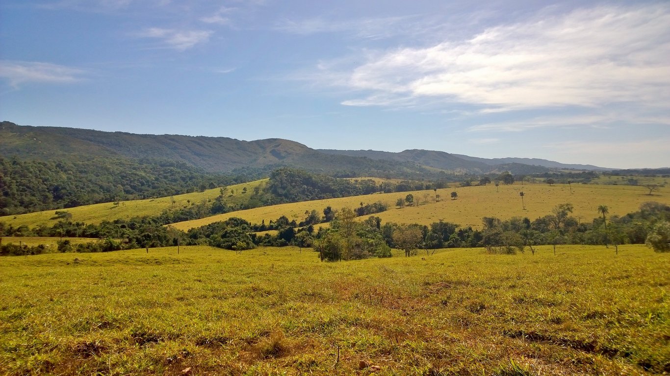 Vista ampla da Serra Dourada, com colinas e vegetação de cerrado