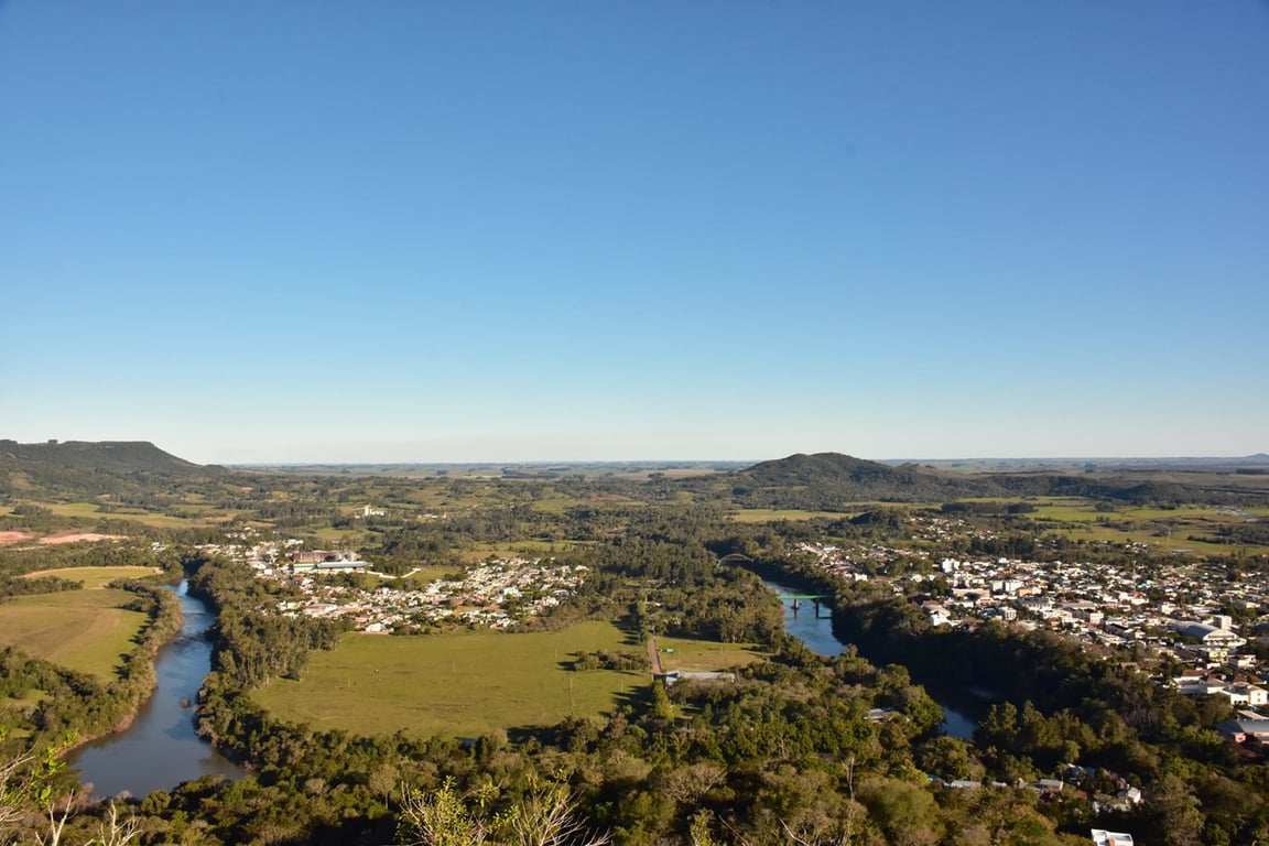 Vista de Jaguari RS com o Rio Jaguari e morros ao fundo