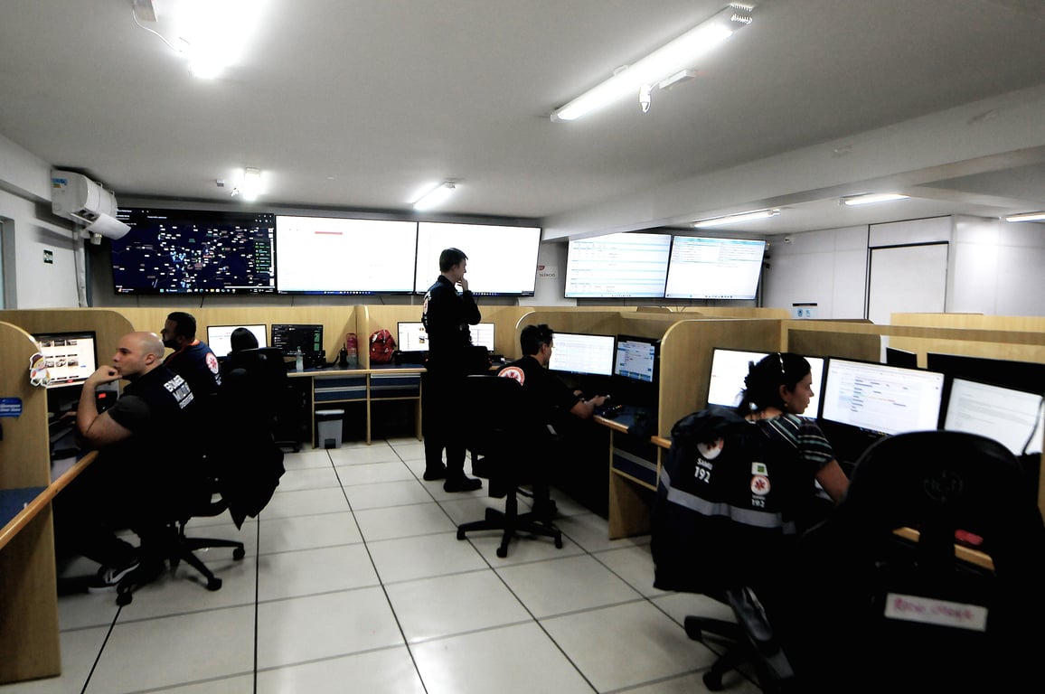Centro de regulação médica com profissionais e headsets, evocando ambiente de call center do 192
