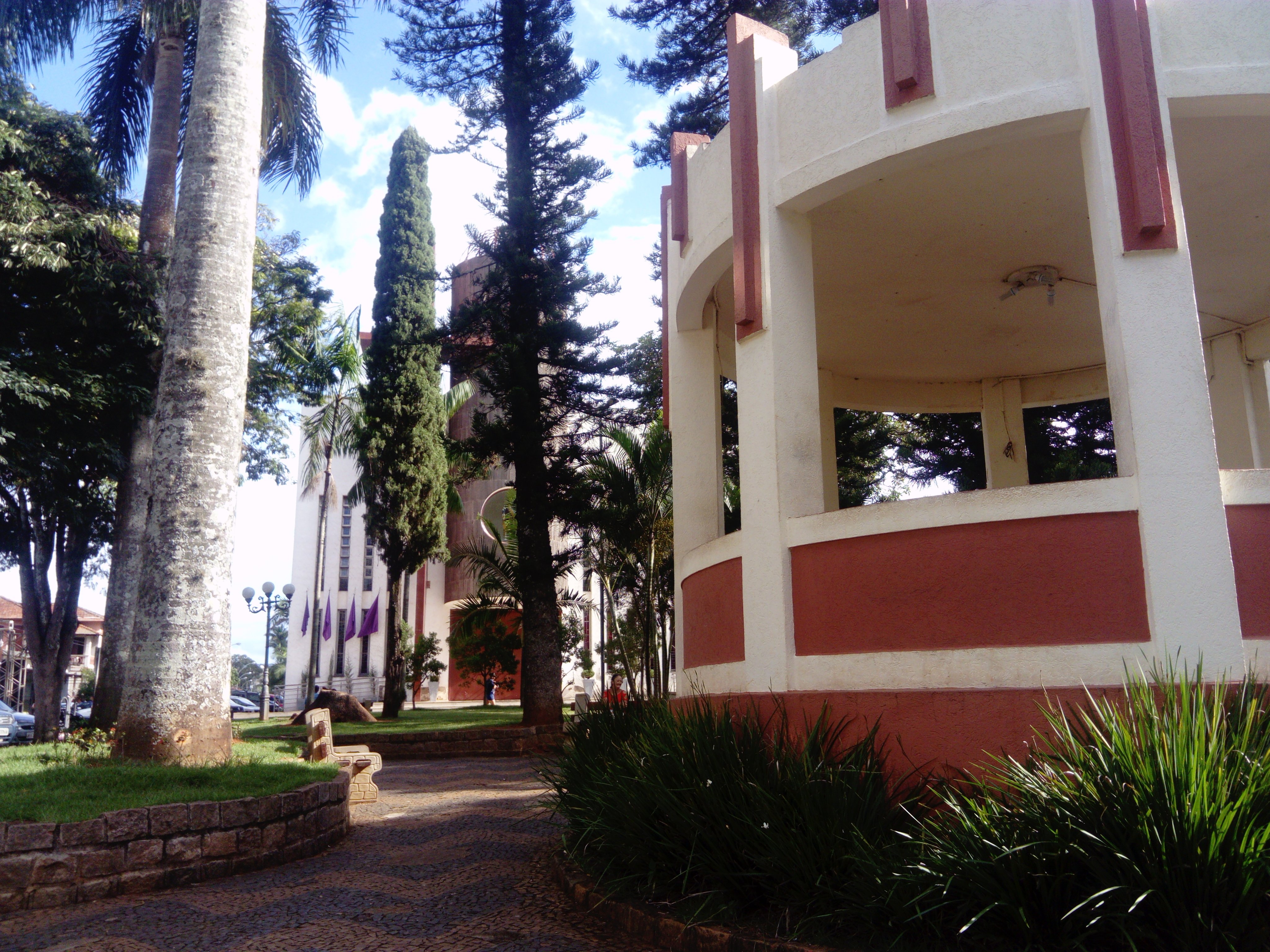 Praça central de Botelhos MG, com gazebo e palmeiras