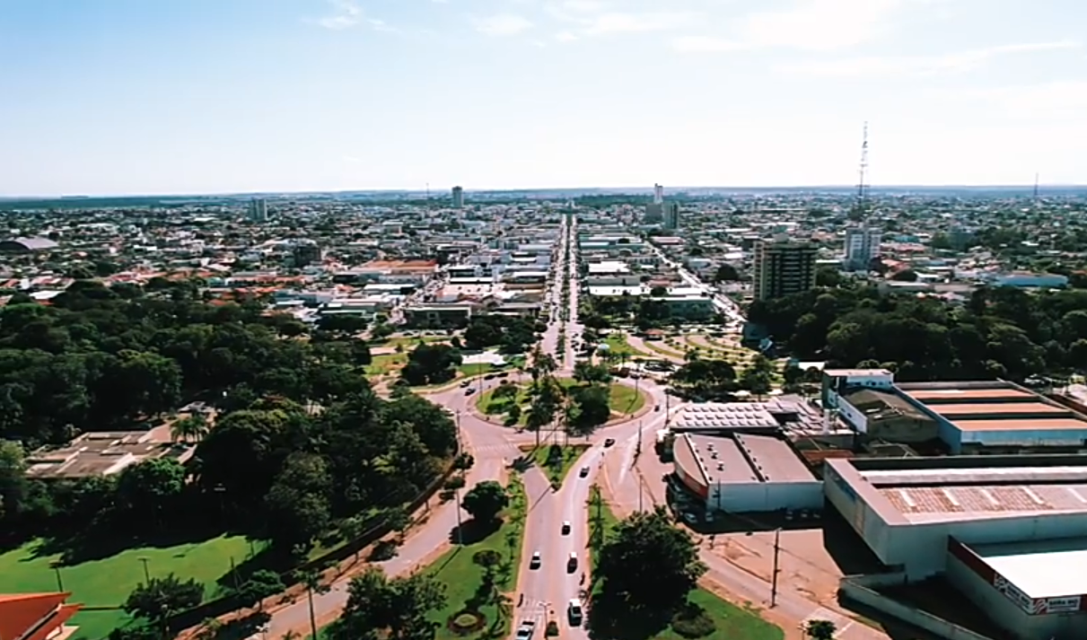 Vista aérea de Sinop MT, com a BR-163 visível