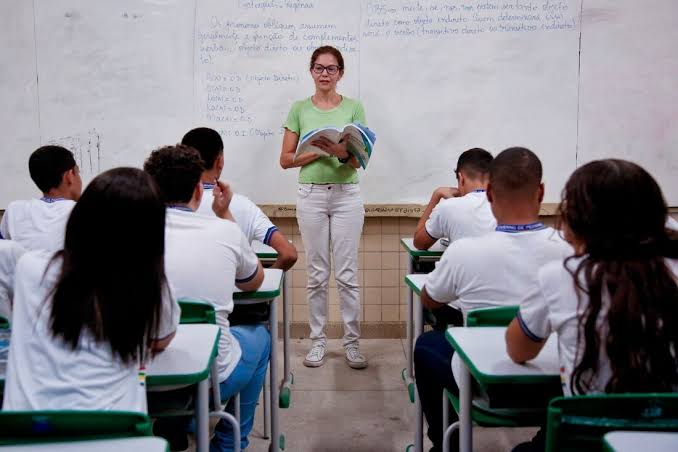 Sala de aula com alunos e professor, imagem ilustrativa