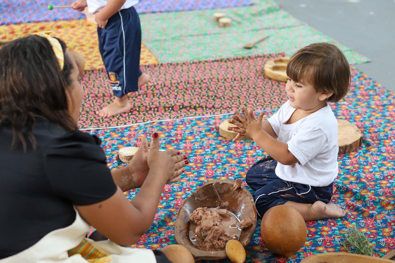 Ambiente de educação infantil em creche, com atividades lúdicas