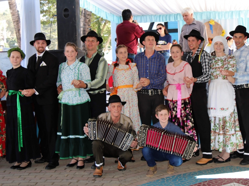 Apresentação cultural com trajes típicos pomeranos no Espírito Santo