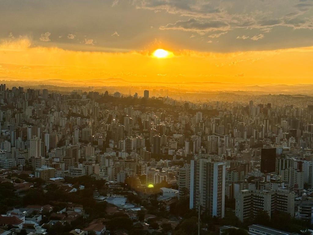 Vista panorâmica de Belo Horizonte ao entardecer, com o skyline iluminado