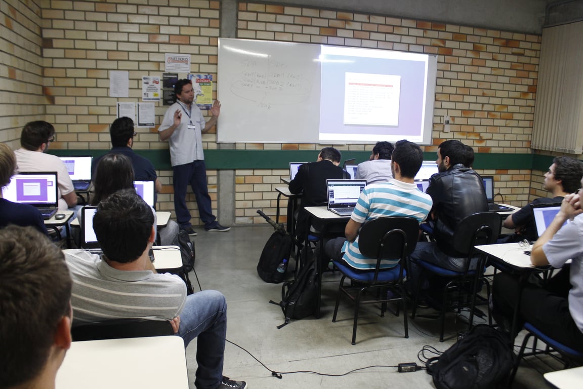 Sala de aula universitária de engenharia