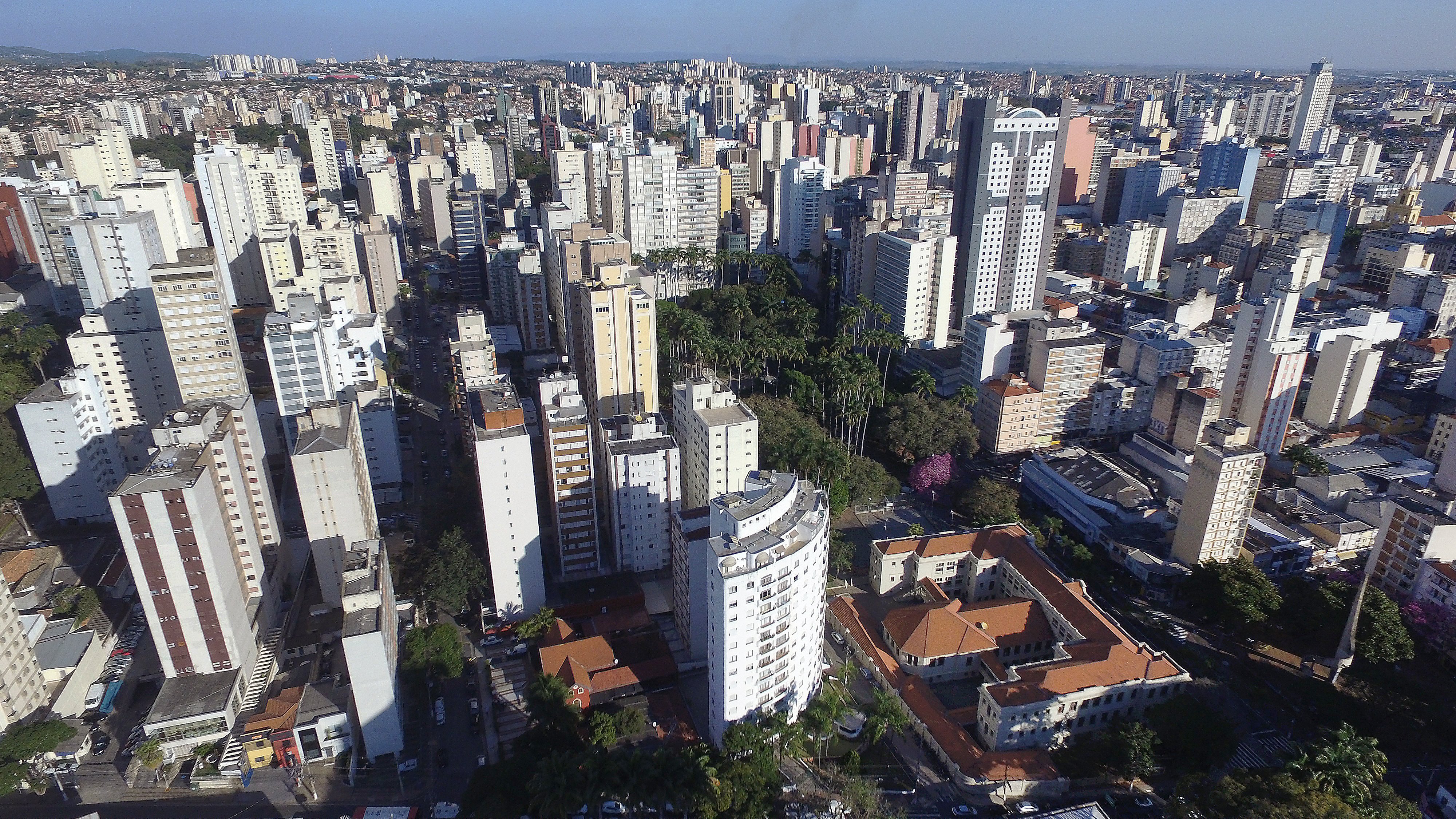 Vista aérea de Campinas ao entardecer