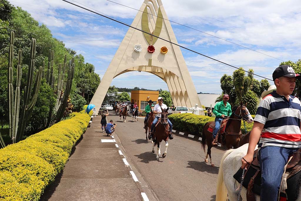 Cenário típico do interior paulista, com paisagem urbana e elementos rurais ao fundo