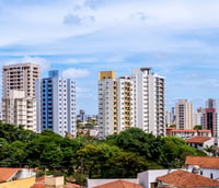 Vista aérea de Bauru SP, com skyline urbano e áreas verdes.