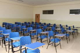 Sala de aula com carteiras e quadro, luz quente