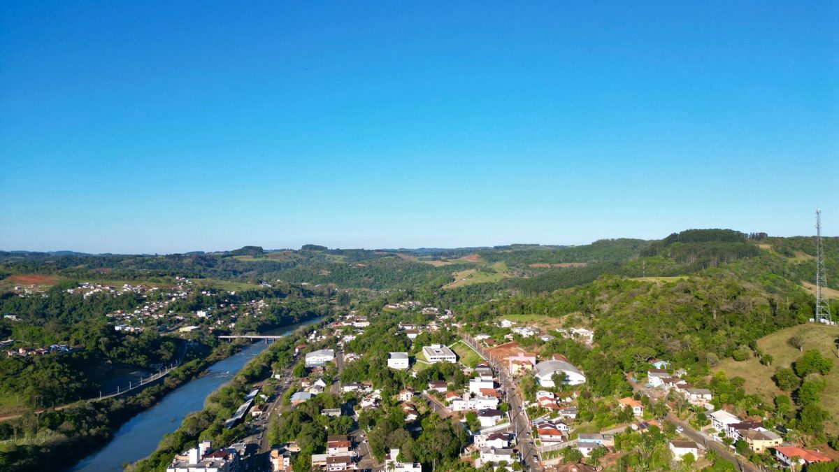 Vista aérea da região do Rio do Peixe, entre Piratuba e Ipira (SC), com áreas verdes e zona urbana ao fundo