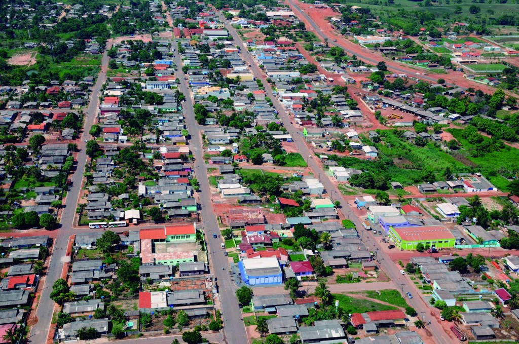 Vista aérea de Castanheira MT, com ruas arborizadas e casas