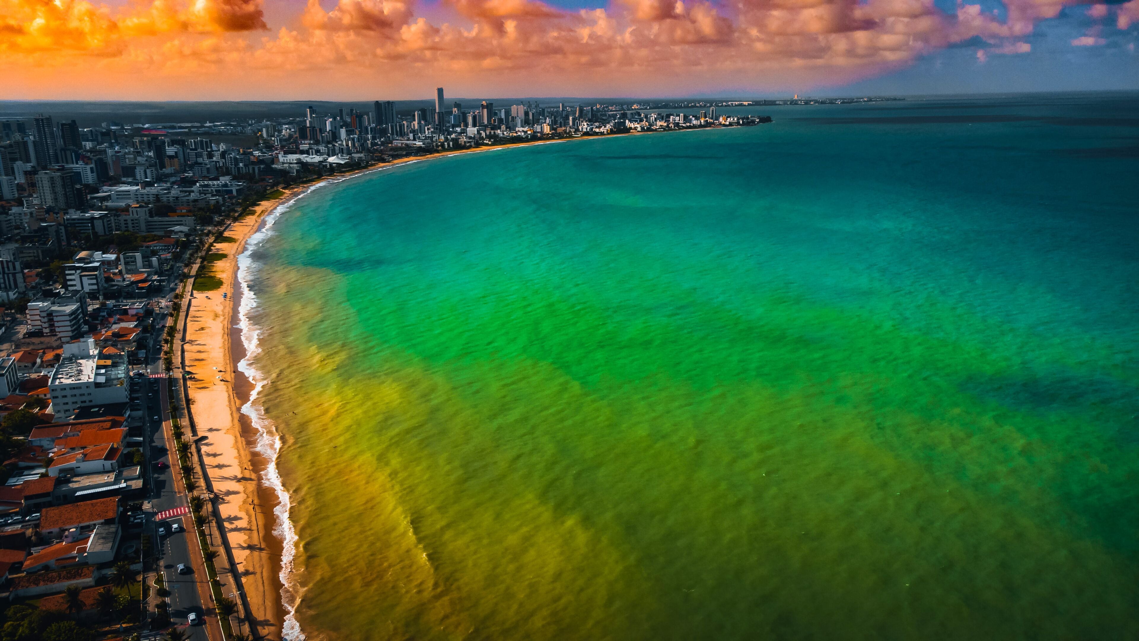 Vista aérea de João Pessoa, capital da Paraíba, com praia e zona urbana ao fundo