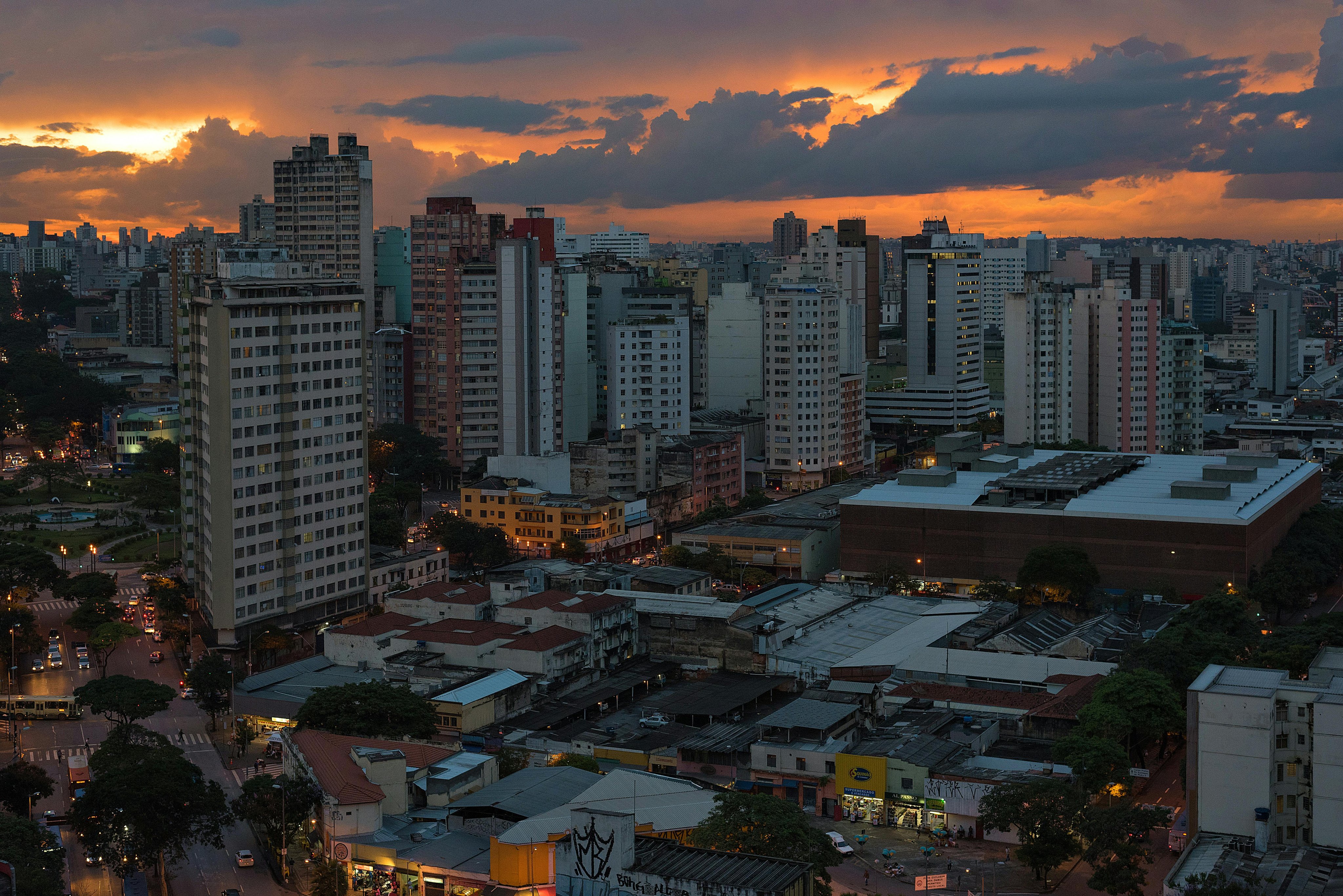 Skyline de Belo Horizonte ao entardecer