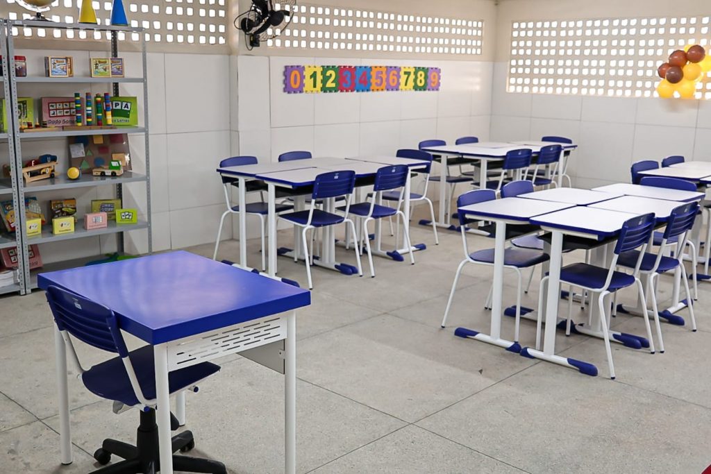 Ambiente escolar no Nordeste, com sala organizada e recursos pedagógicos
