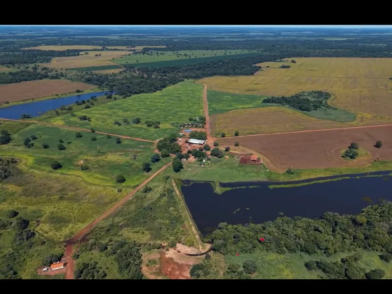 Estrada rural no interior do Paraná ao entardecer