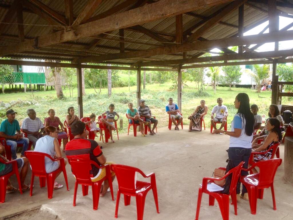 Roda de conversa em comunidade rural amazônica, simbolizando atividades de extensão rural