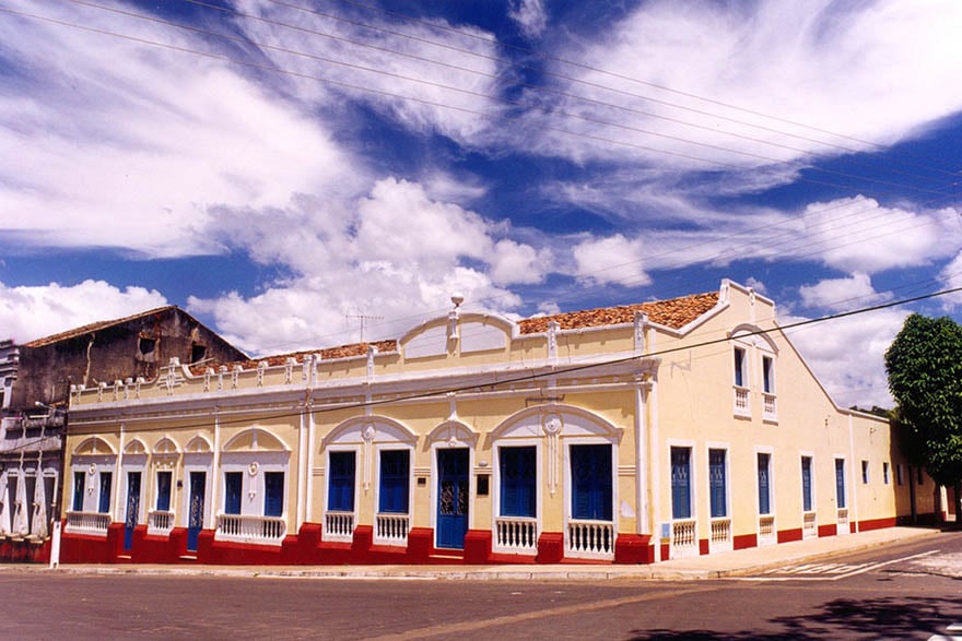 Paisagem urbana no interior do Ceará, com construção histórica e céu azul