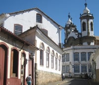 Centro histórico de Baependi MG com casario colonial e montanhas ao fundo