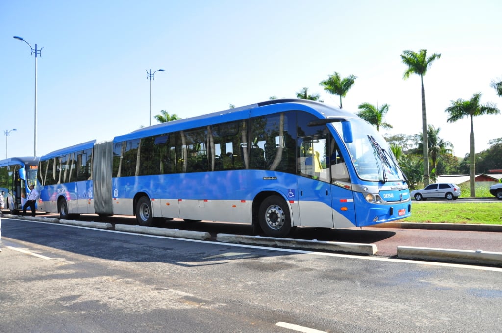 Ônibus BRT azul articulado em faixa exclusiva no Rio de Janeiro
