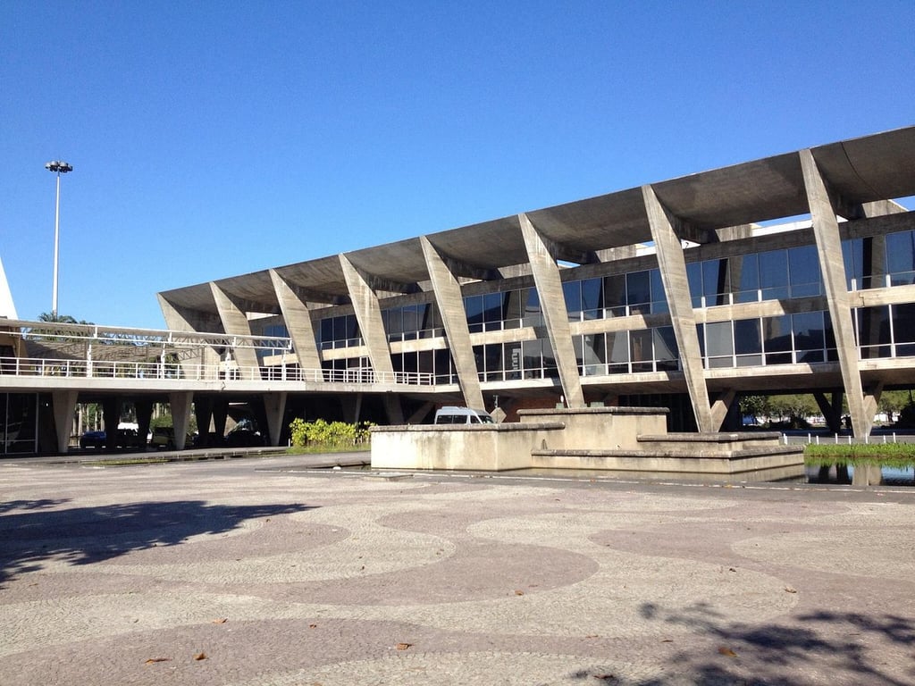 Vista externa do campus Maracanã da UERJ