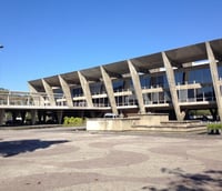 Vista externa do campus Maracanã da UERJ.