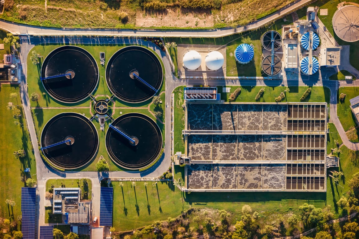 Estrutura de estação de tratamento de água, com tanques, passarelas e reservatórios, vista aérea horizontal