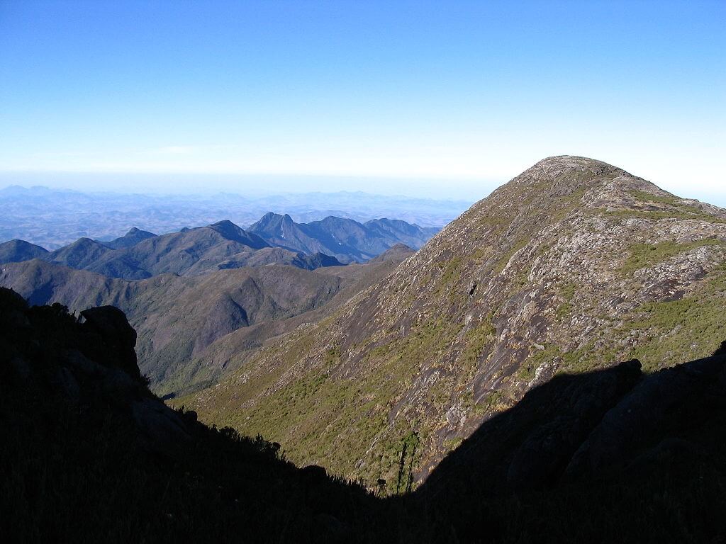 Parque Nacional do Caparaó ao amanhecer, com serras e o Pico da Bandeira ao fundo