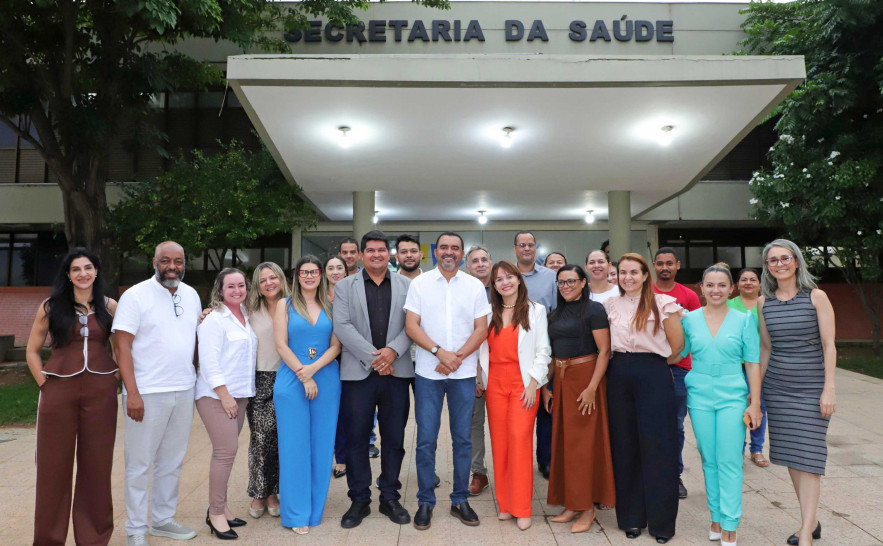 Profissionais de saúde em frente a prédio institucional, imagem ilustrativa de carreiras públicas municipais