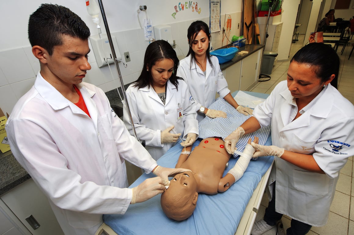 Profissionais de saúde em simulação de atendimento