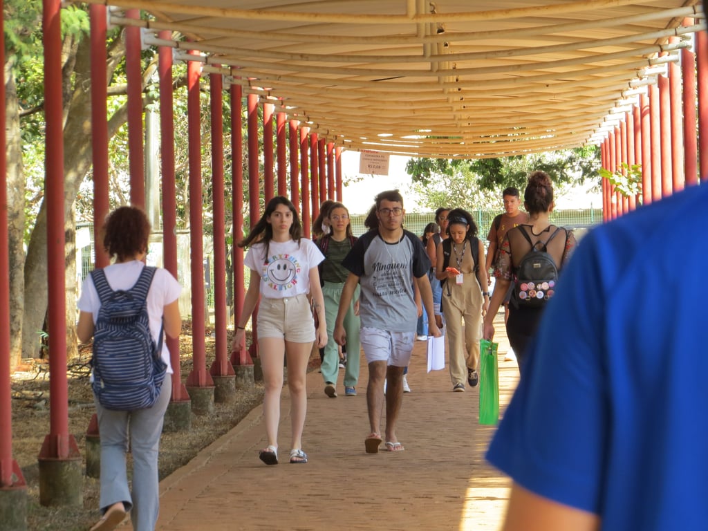 Cena de campus universitário, corredores e estudantes