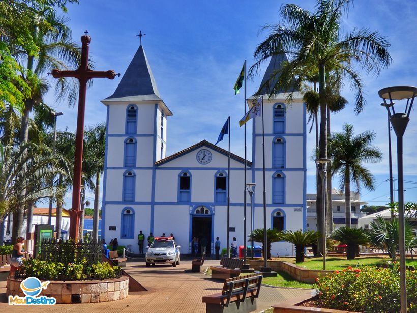 Basílica do Divino Pai Eterno em Trindade (GO), fachada branca e azul com praça e visitantes
