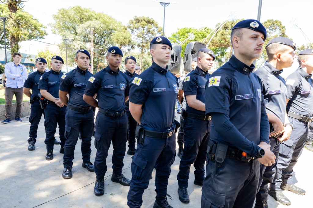 Guardas civis municipais perfilados em cerimônia, com uniformes azul-marinho