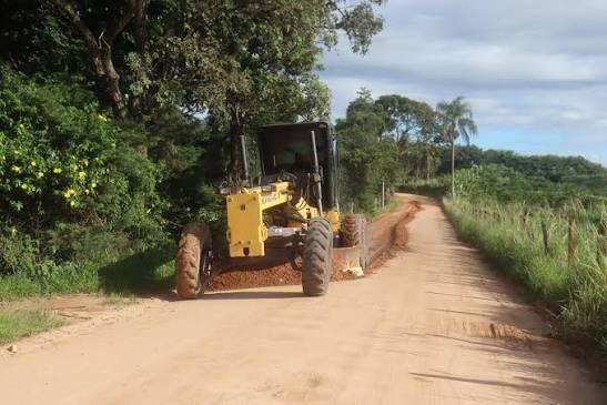 Caminhão de obras públicas em estrada de terra na serra gaúcha, em cenário compatível com rotinas de manutenção urbana