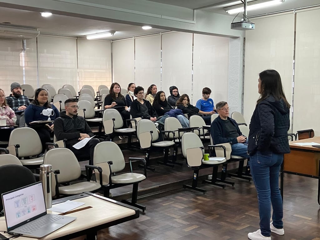 Sala de aula moderna, com professor e estudantes em ambiente institucional