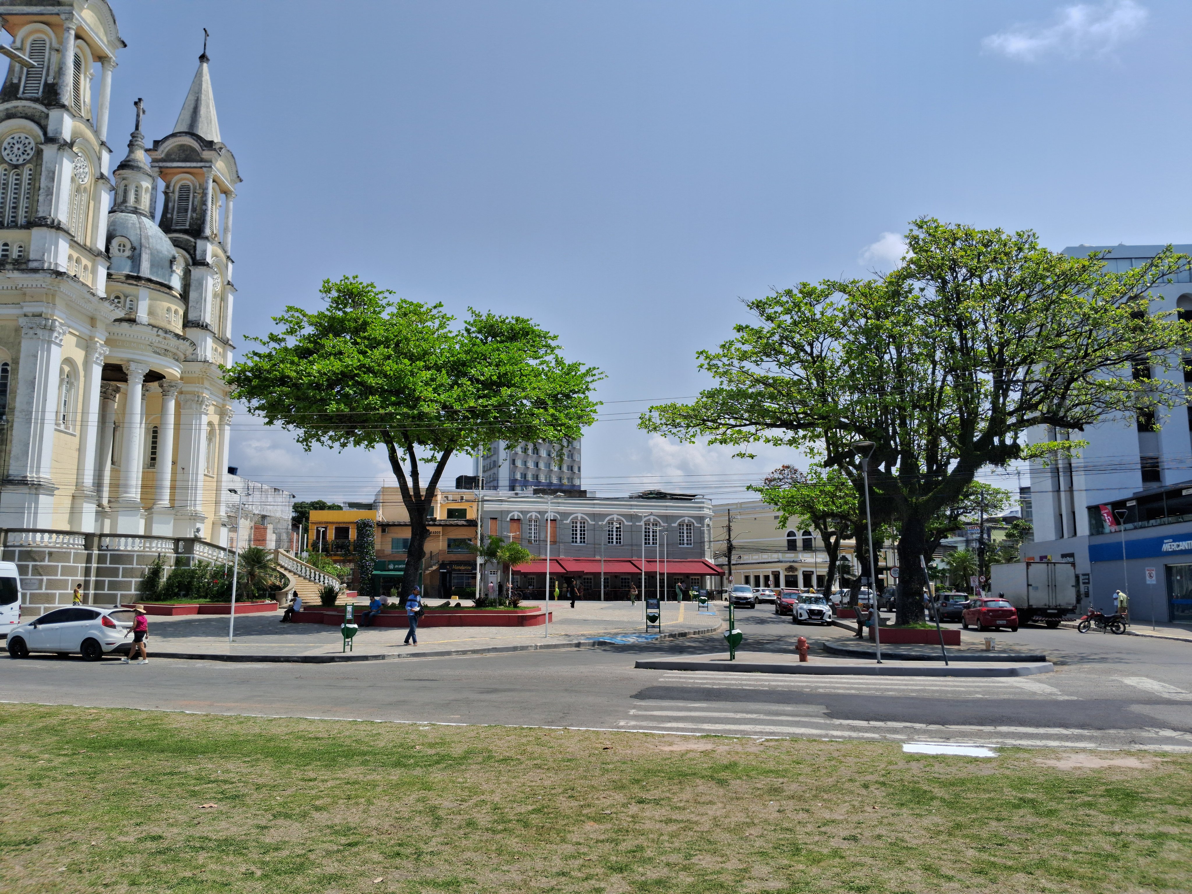 Centro urbano de Morada Nova CE em dia ensolarado, com praças e prédios públicos ao fundo