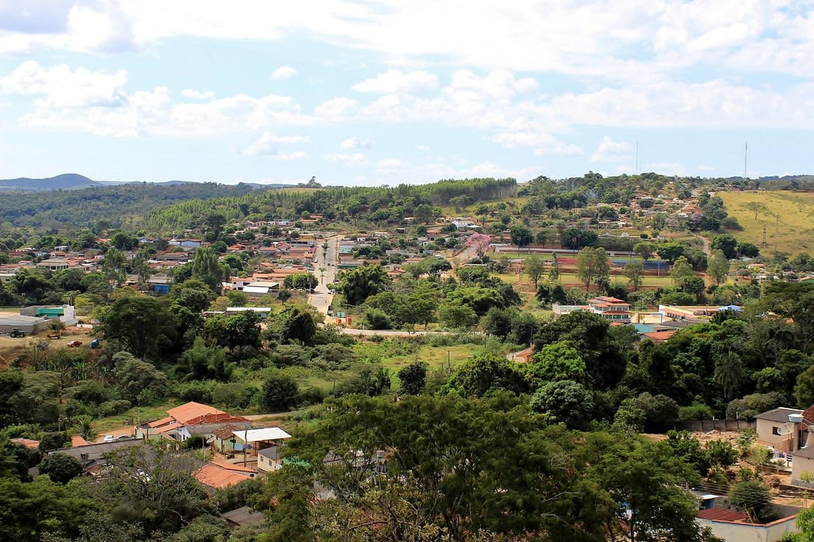 Vista aérea de pequena cidade do interior de Goiás, com céu azul e vegetação do Cerrado ao fundo